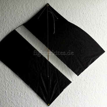 Segel: geätzt
Segelmaterial: Mylar
Bogenstab: Carbon 1,5 mm
Mittelstab: Bambus laminiert
Gesamtgewicht: 11,3 g Segel: geätzt
Segelmaterial: Mylar
Bogenstab: Carbon 1,5 mm
Mittelstab: Bambus laminiert
Gesamtgewicht: 11,3 g